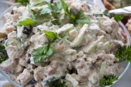 Салат с курицей с черносливом