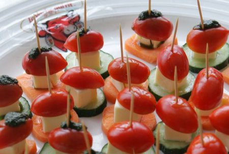 Закуски на шпажках