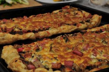 Пицца из слоеного теста