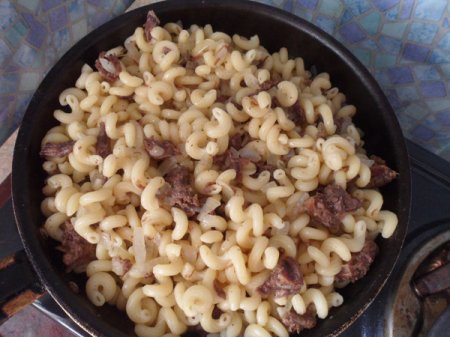 Макароны с тушенкой
